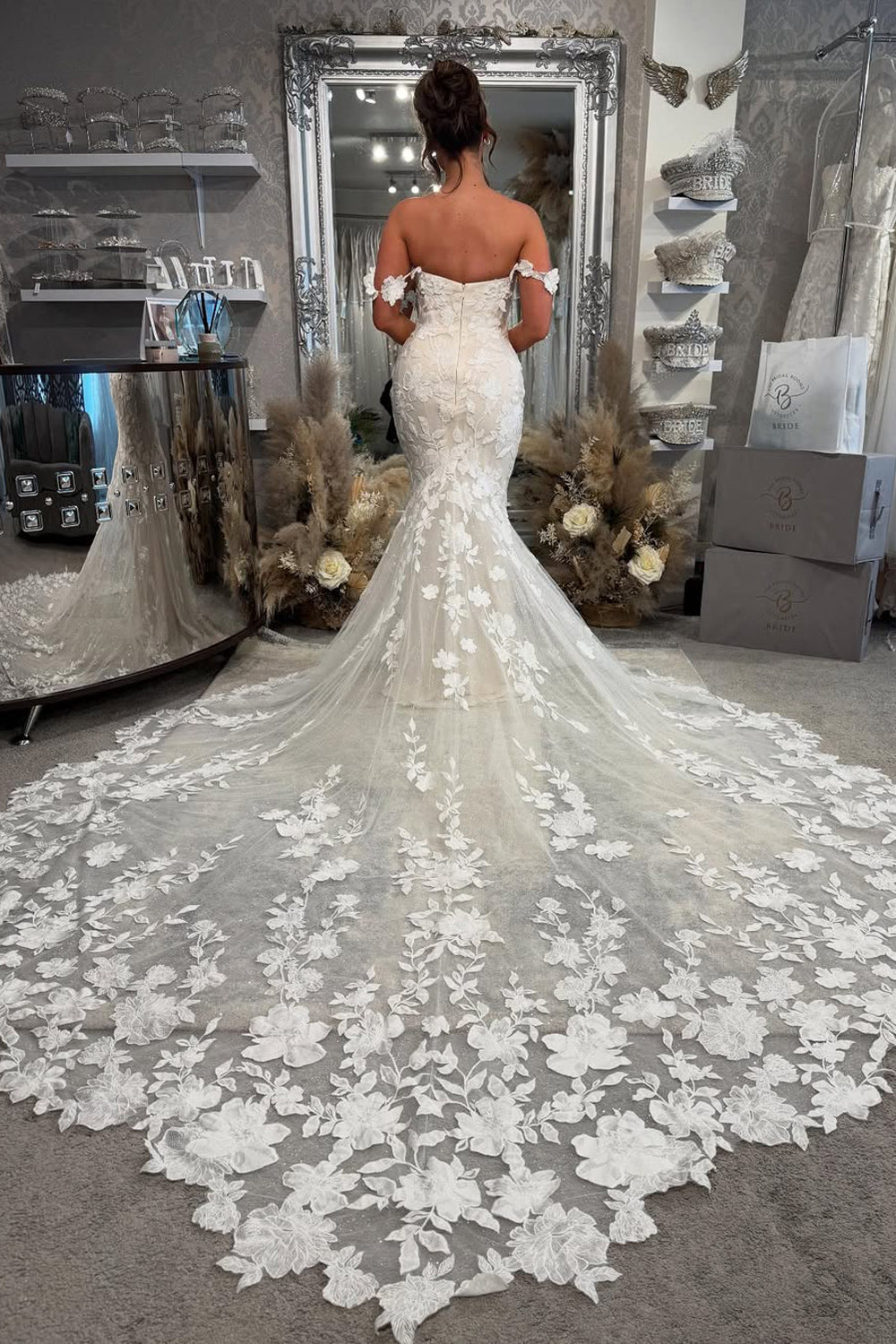 Luxurious Mermaid V Neck Lace Long Wedding Dresses with Appliques VK25051001