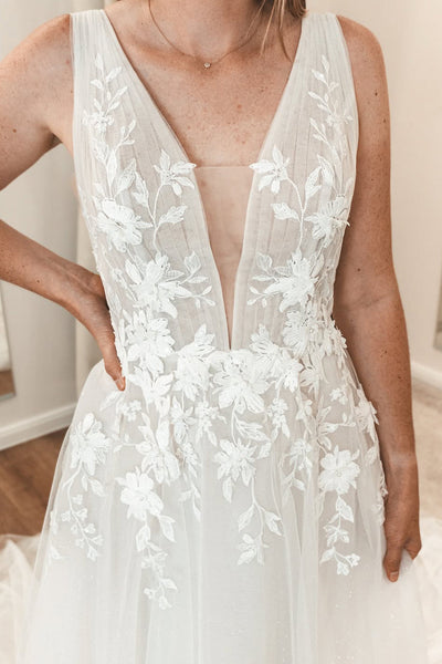 Fairy Ball Gown V Neck Tulle White Wedding Dress with Appliques VK090806