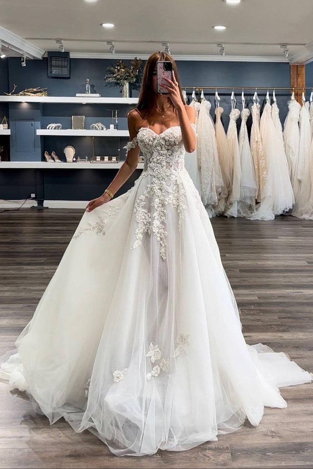 Gorgeous Ball Gown Sweetheart Tulle Wedding Dresses with Appliques VK4092811