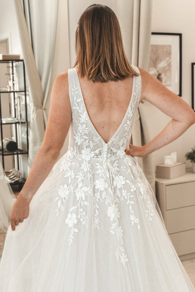 Fairy Ball Gown V Neck Tulle White Wedding Dress with Appliques VK090806