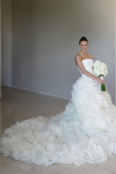 Ball Gown Strapless White Tulle Wedding Dresses with Train VK26081902