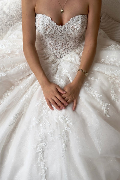 Ball Gown Sweetheart Strapless Tulle Wedding Dresses with Lace Appliques VK26102903