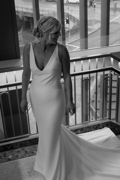 Elegant Mermaid V Neck Elastic Satin Long Wedding Dress VK25052701