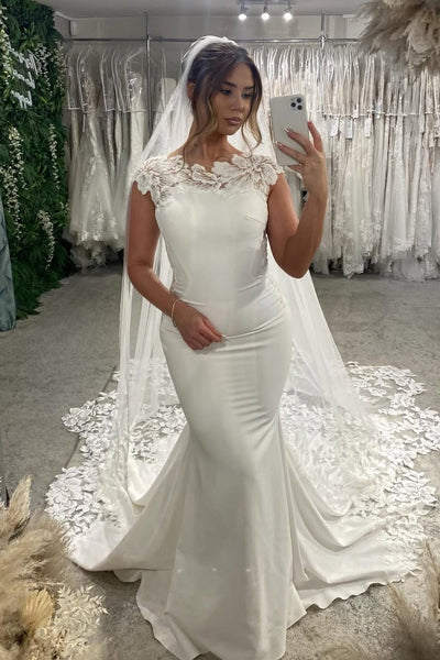 Stunning Mermaid Scoop Neck Satin Wedding Dress with Appliques VK16020610