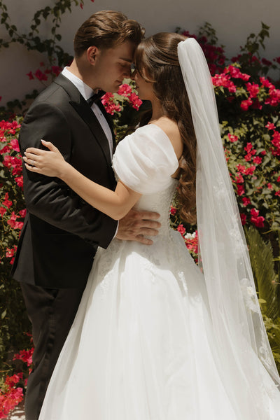 A-Line Off the Shoulder White Tulle Appliques Wedding Dresses VK26081907