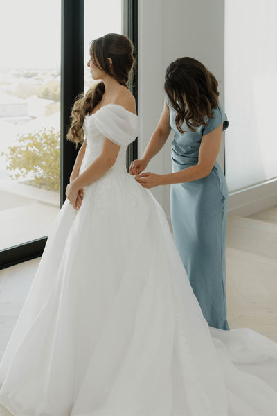 A-Line Off the Shoulder White Tulle Appliques Wedding Dresses VK26081907