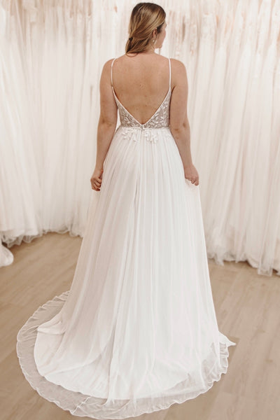 Enchanting A-Line V-Neck Tulle Wedding Dress with Appliques