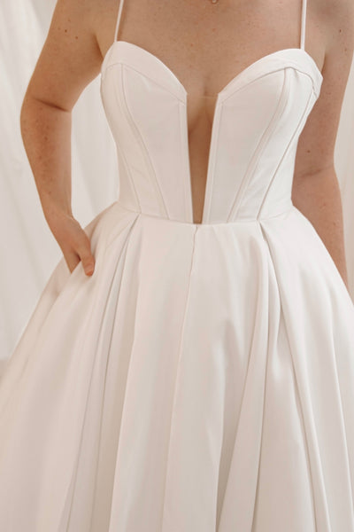 Eelgant A-Line Sweetheart White Wedding Dresses with Bow Back VK24041202