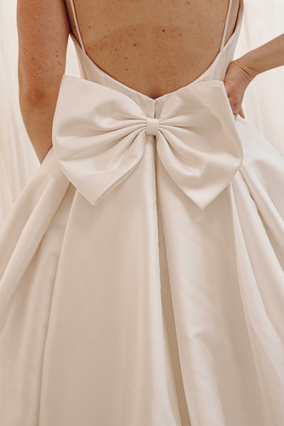 Eelgant A-Line Sweetheart White Wedding Dresses with Bow Back VK24041202