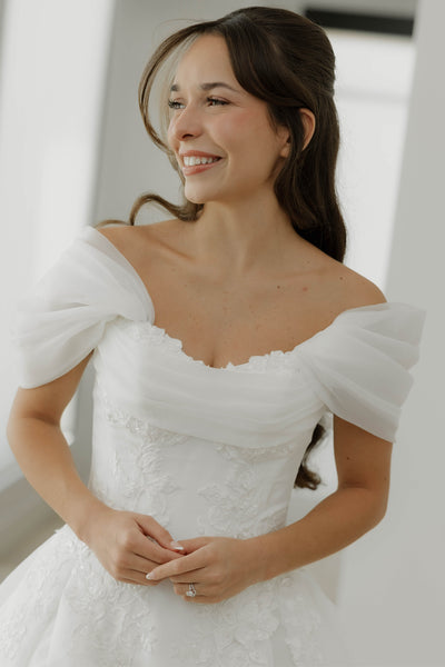 A-Line Off the Shoulder White Tulle Appliques Wedding Dresses VK26081907
