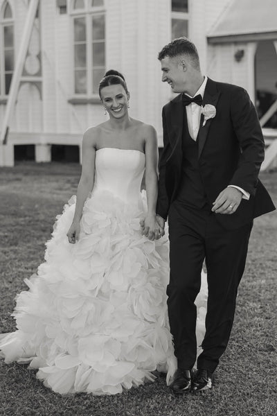 Ball Gown Strapless White Tulle Wedding Dresses with Train VK26081902