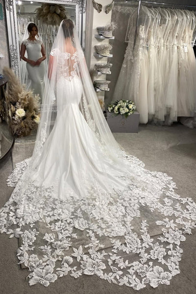 Stunning Mermaid Scoop Neck Satin Wedding Dress with Appliques VK16020610