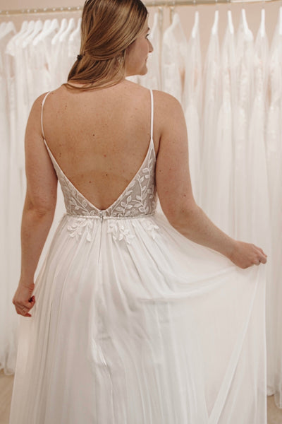 Enchanting A-Line V-Neck Tulle Wedding Dress with Appliques