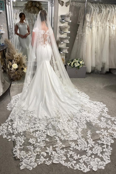 Stunning Mermaid Scoop Neck Satin Wedding Dress with Appliques VK16020610