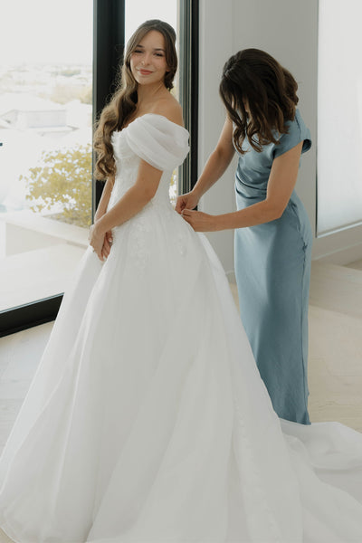 A-Line Off the Shoulder White Tulle Appliques Wedding Dresses VK26081907