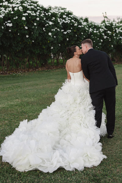 Ball Gown Strapless White Tulle Wedding Dresses with Train VK26081902