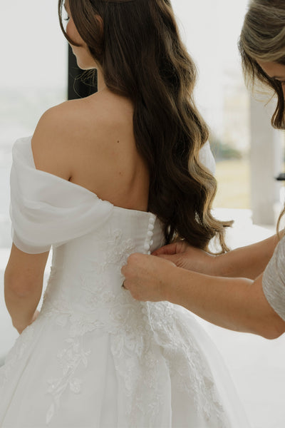 A-Line Off the Shoulder White Tulle Appliques Wedding Dresses VK26081907