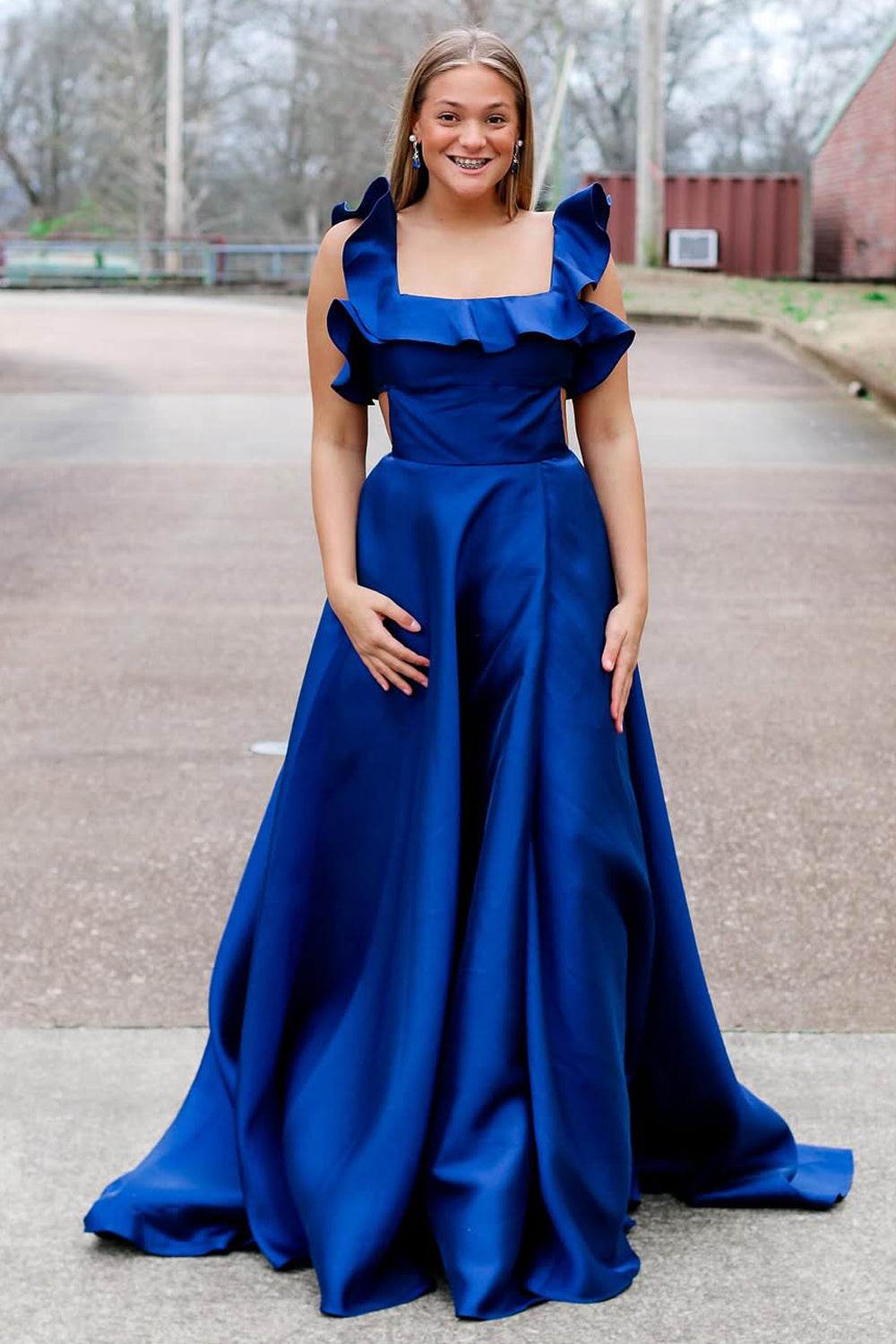 is hellymoon legit for prom dresses I'd like to share a situation that recently occurred, with fair warning. We all fell in love with a dress from the website called Hellymoon. The price of the dress was $400
